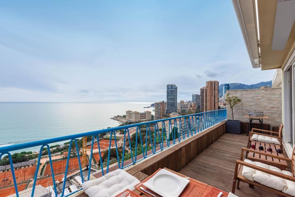 balcón con vistas al océano en 2 bedrooms Duplex penthouse - Monaco border en Roquebrune-Cap-Martin