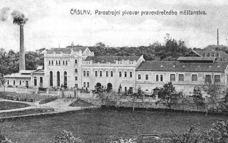 une ancienne photo en noir et blanc d'un bâtiment dans l'établissement Pivovarská restaurace Čáslav, à Čáslav