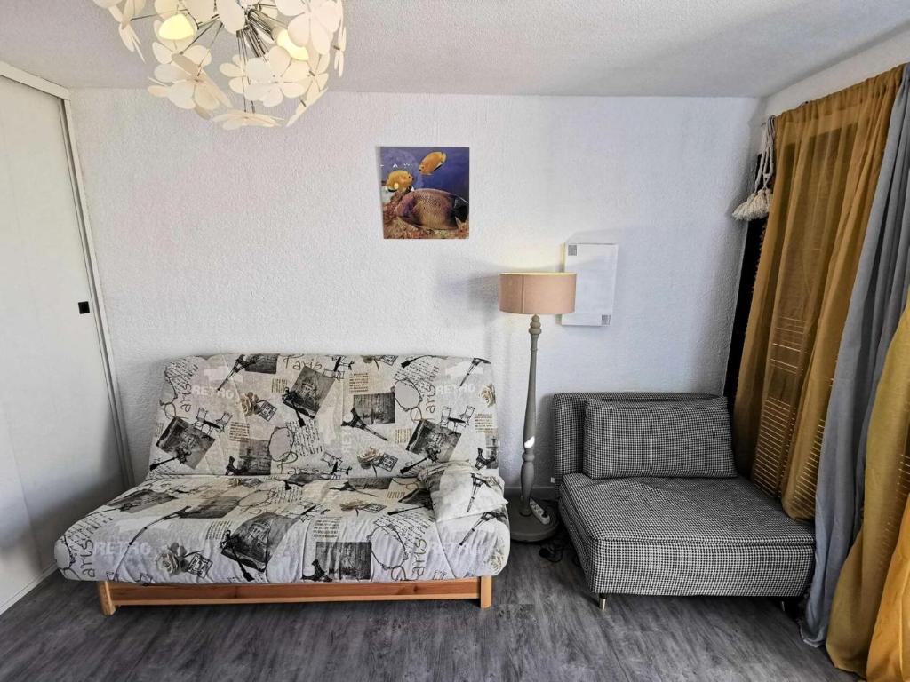 - un salon avec un lit et une chaise dans l'établissement Résidence MAISONS DE LA MER 2 - Studio pour 3 Personnes 84, à Port-Leucate