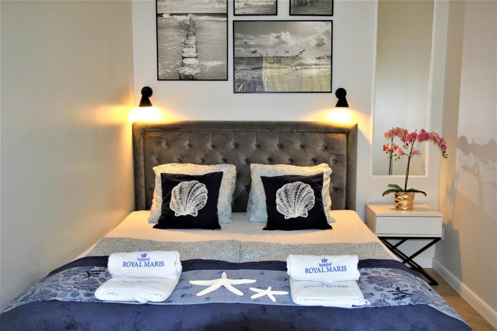 a bedroom with a bed with two pillows on it at Apartamenty Royal Maris 7 - najlepsza lokalizacja w Ustce, blisko plaży i portu, bezpłatny parking, ścisłe centrum in Ustka