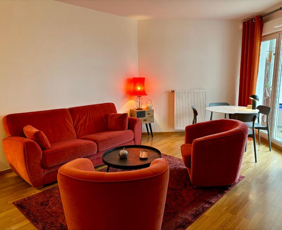 - un salon avec un canapé et deux chaises dans l'établissement Appartement proche centre parking & terrasse, à Besançon