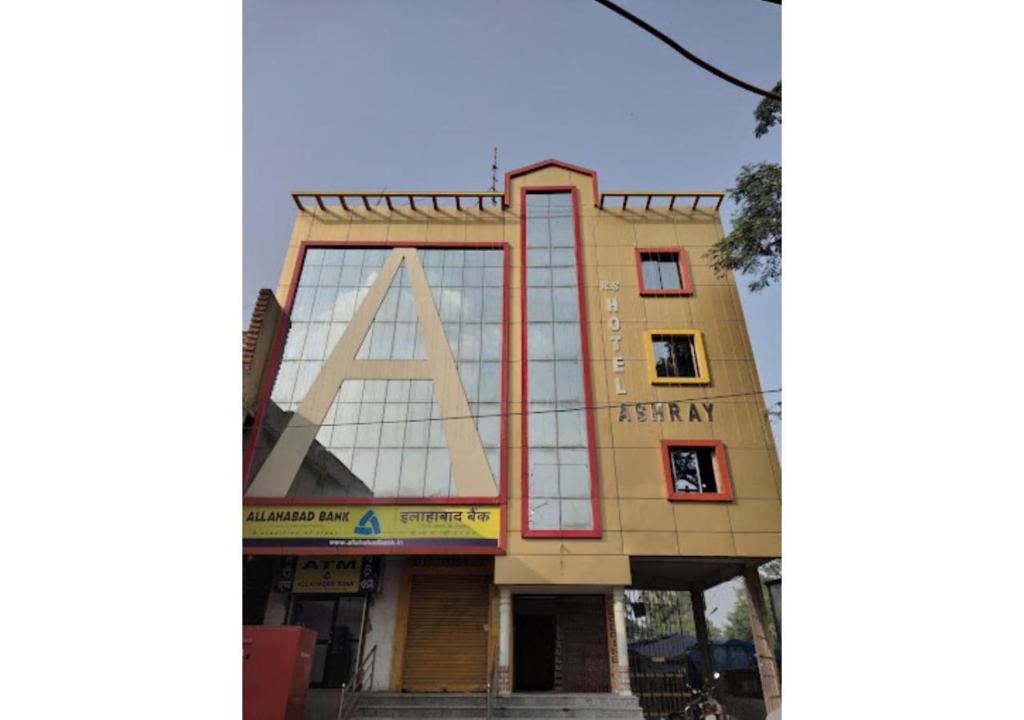 een gebouw met de letter a erop bij Hotel Ashray Angul in Angul