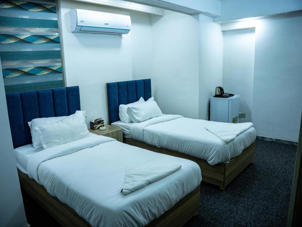 Zimmer mit 2 Betten in einem Zimmer in der Unterkunft Malik Dijlah Hotel in Bagdad