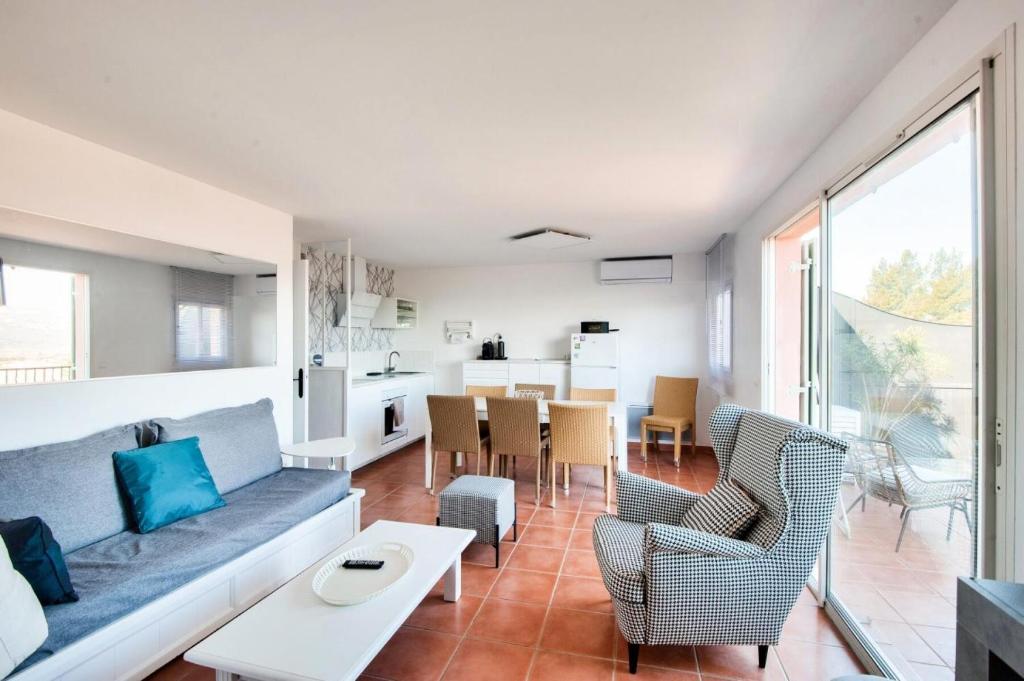 un salon avec un canapé et une table dans l'établissement Village Pont Royal en Provence - maeva Home - Appartement climatisé avec terrasse 4 pièces 8 personnes - Prestige - super Home MAE-6210, à Mallemort