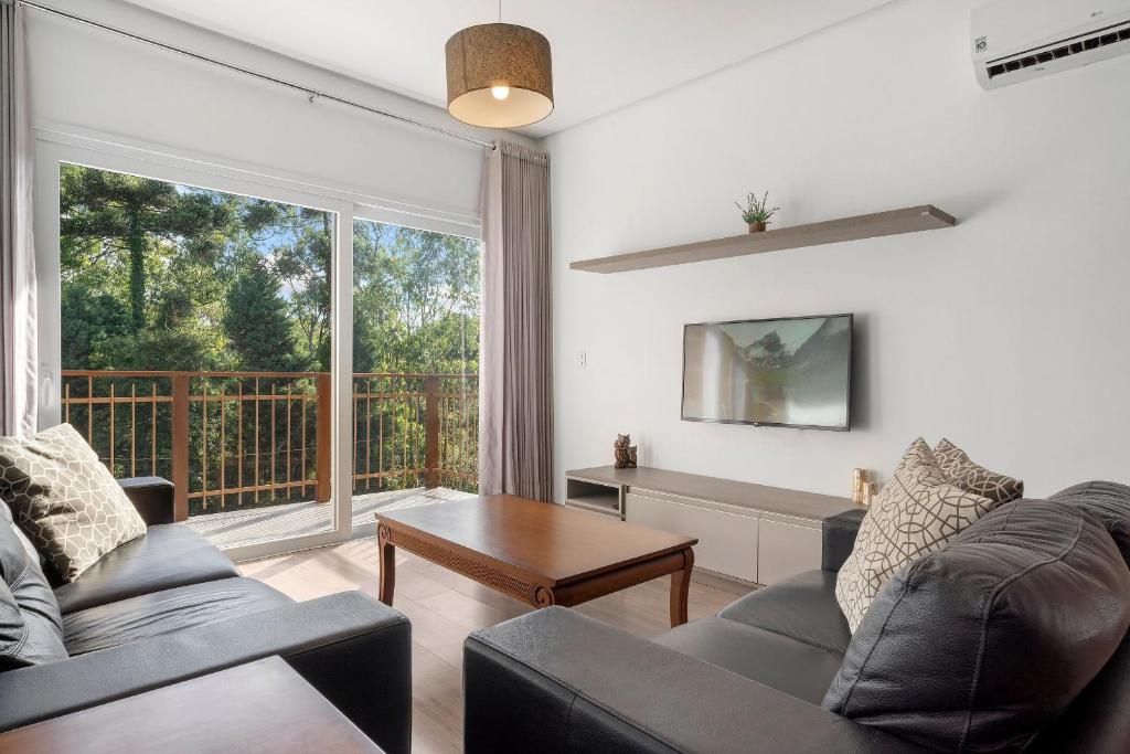 Posezení v ubytování Casa de Pedra 2 Suítes c/ Piscina by Achei Gramado