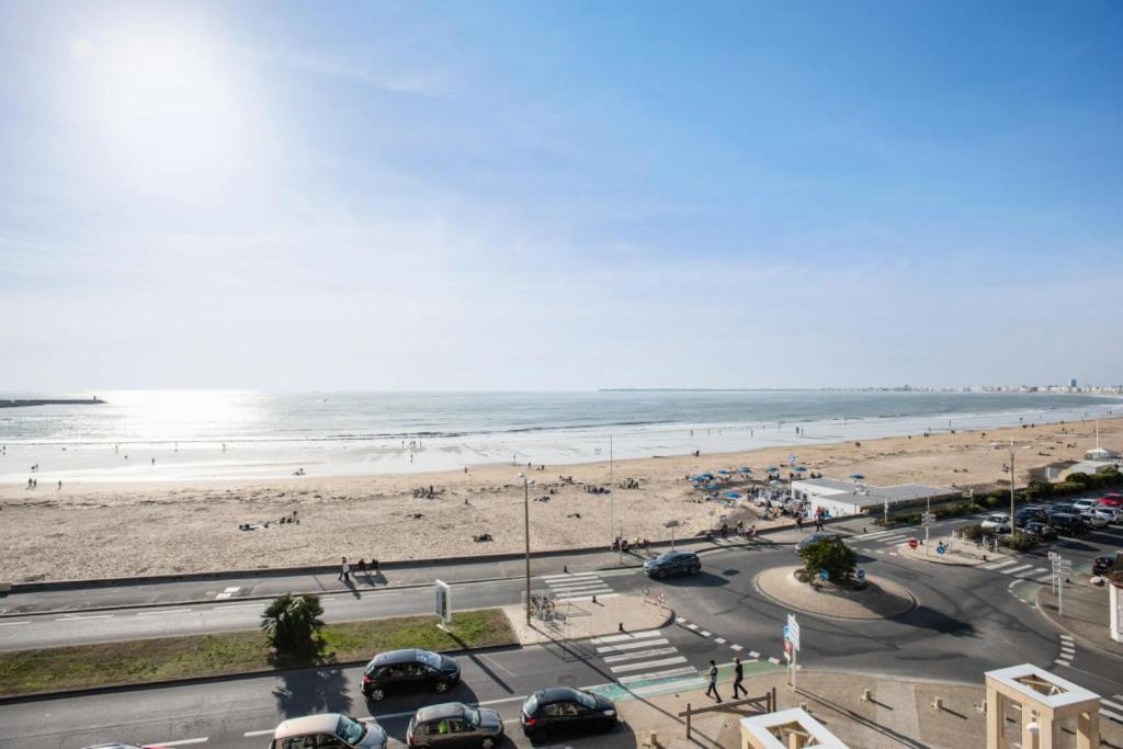 a view of a beach with a lot of people at Résidence Les Océanes - maeva Home - Appartement 2 pièces 6 personnes Confort - vue mer MAE-6393 in Pornichet