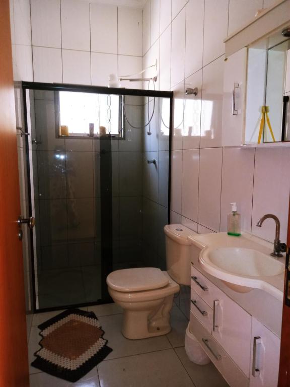 y baño con aseo, lavabo y ducha. en Casa da Pri, en São João Batista do Glória