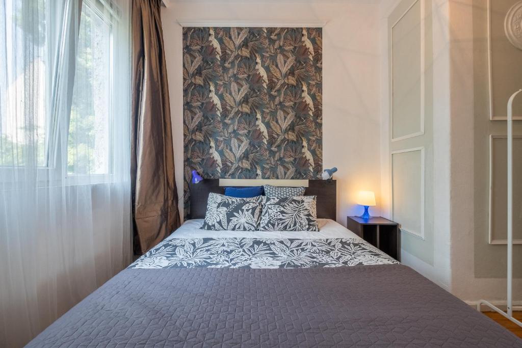1 dormitorio con 1 cama grande y pared en Classy apartment, en Sofía