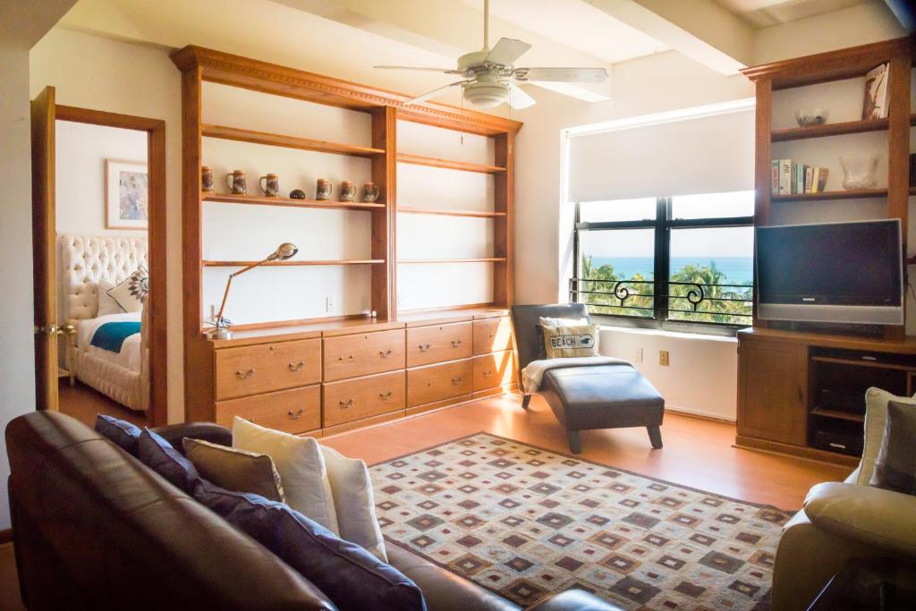 sala de estar con sofá y TV en Netherland Two-Bedroom Apartments by Royal Stays, en Miami Beach