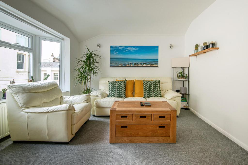 uma sala de estar com dois sofás e uma mesa de centro em Brighton & Hove Beach - group or family fun em Brighton & Hove