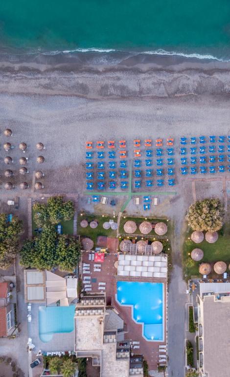 una vista aerea di un hotel con la spiaggia di Erato Hotel Adults Only by Smile Hotels a Plataniás