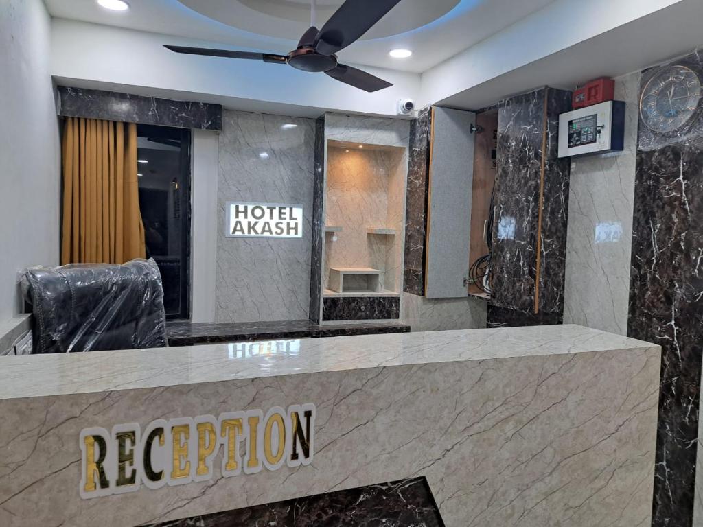 un vestíbulo de hotel avalon con una señal de hotel avalon en HOTEL AKASH en Ahmedabad