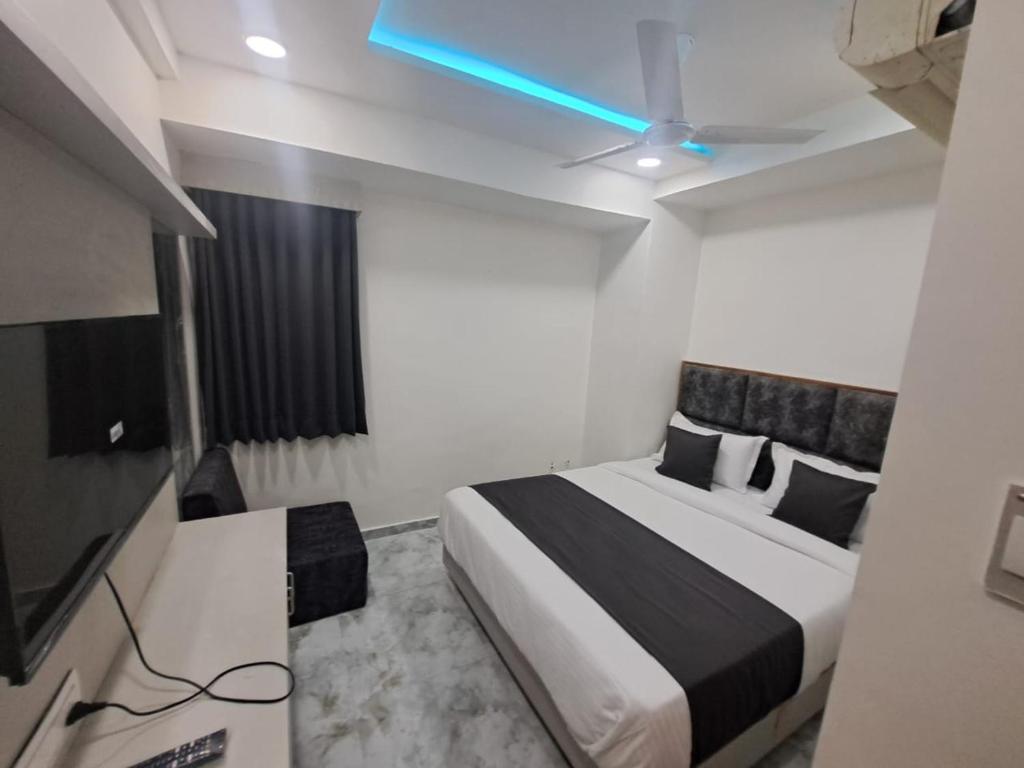 Postel nebo postele na pokoji v ubytování HOTEL AKASH