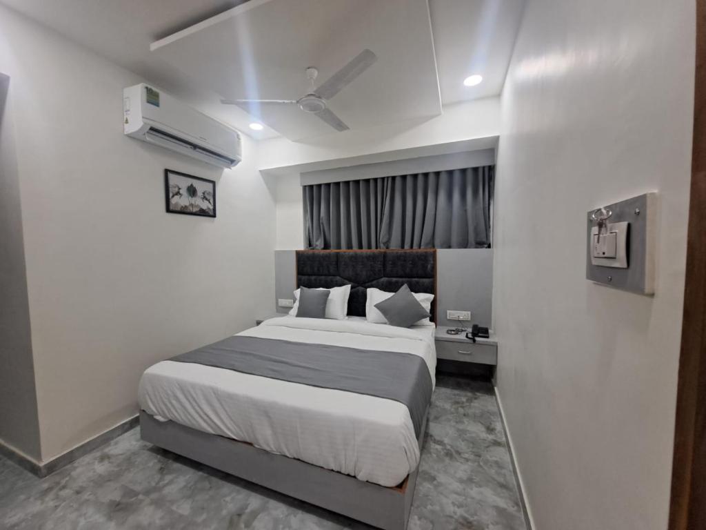 Postel nebo postele na pokoji v ubytování HOTEL AKASH