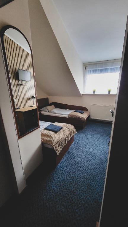 Posteľ alebo postele v izbe v ubytovaní Hotel Na Wzgórzu