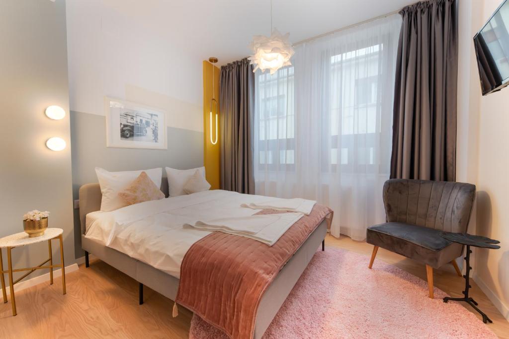 - une chambre avec un lit, une chaise et une fenêtre dans l'établissement Stil OldTown, à Bucarest