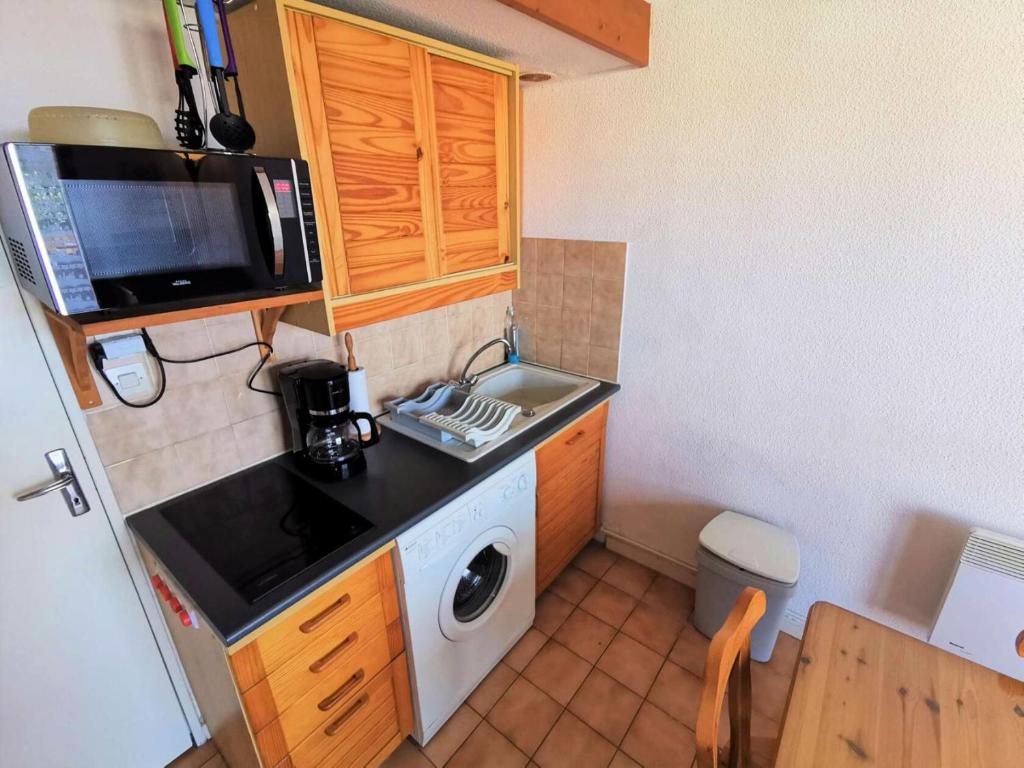 Kuchyňa alebo kuchynka v ubytovaní Résidence Grande Bleue - VILLA T1 CAB MEZZ 4 couchages PORT LEUCATE MAE-5944