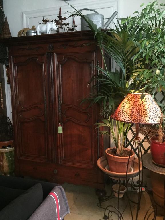 Posezení v ubytování "Chambre d'Autres", massages