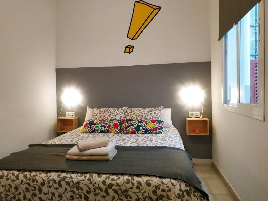 セビリアにあるC Palacio Parking según disponibilidadのベッドルーム1室(大型ベッド1台、2つの照明付)
