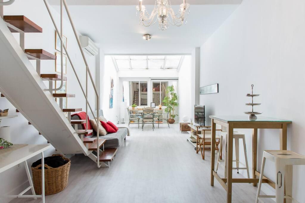 salon ze schodami i jadalnią w obiekcie Dúplex center párking netflix amazon video w Sewilli