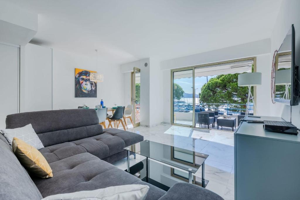 un salon avec un canapé et une table dans l'établissement 90m on the Croisette with Terrace & Sea View, à Cannes
