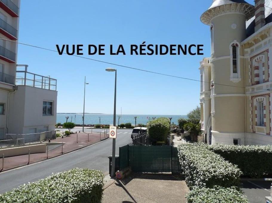 a sign that reads we de la residence next to a building at Appartement Cosy à 20 mètres de la plage in Royan