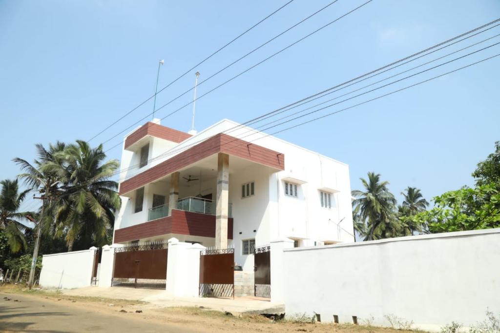 una casa a un lado de la carretera en Thiruvallur Farm House, en Tiruvallūr