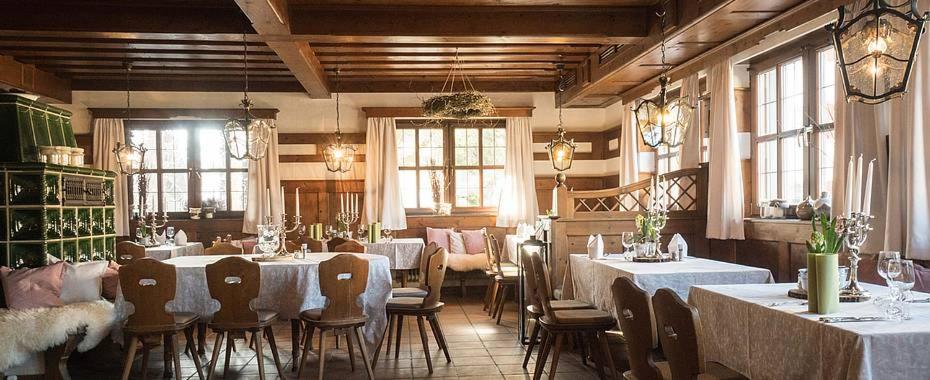 ein Restaurant mit Tischen und Stühlen in einem Zimmer in der Unterkunft Landgasthof Weisses Lamm in Engelthal