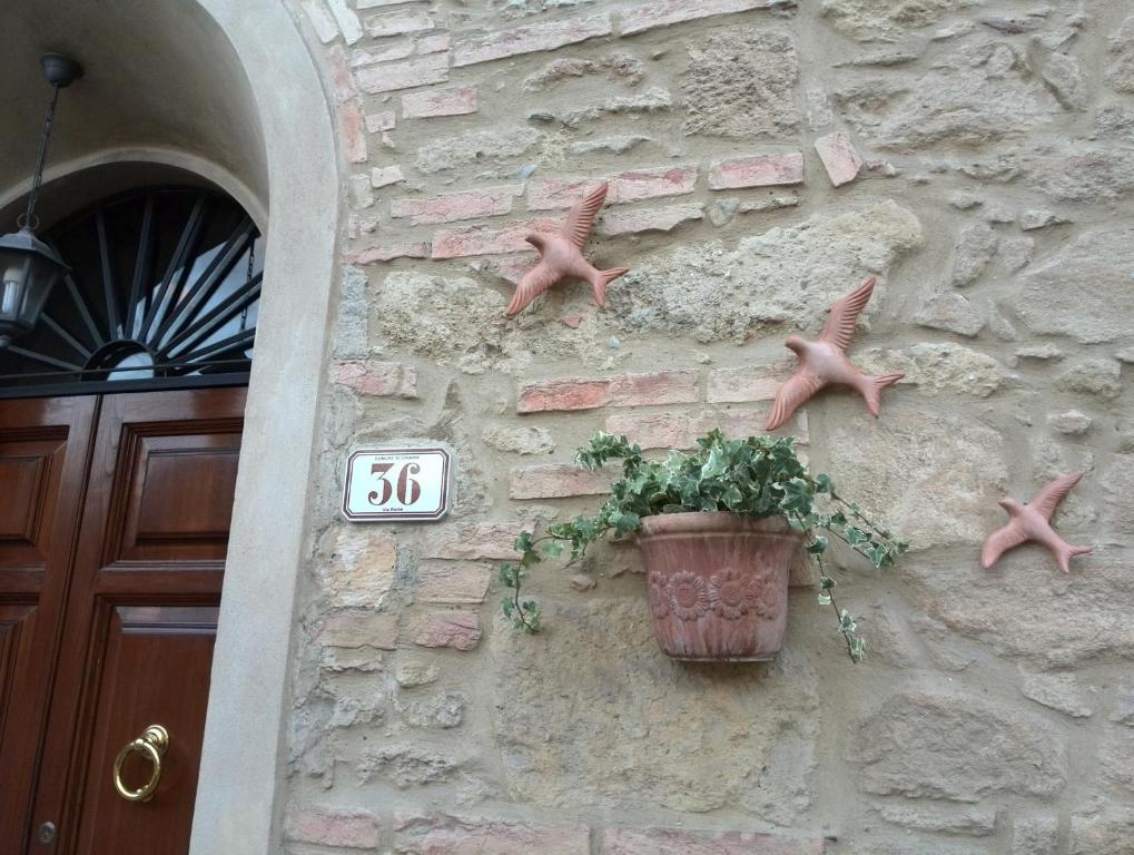 un bâtiment avec des étoiles sur le côté d'un mur dans l'établissement Casa Ricciardi, à Chianni