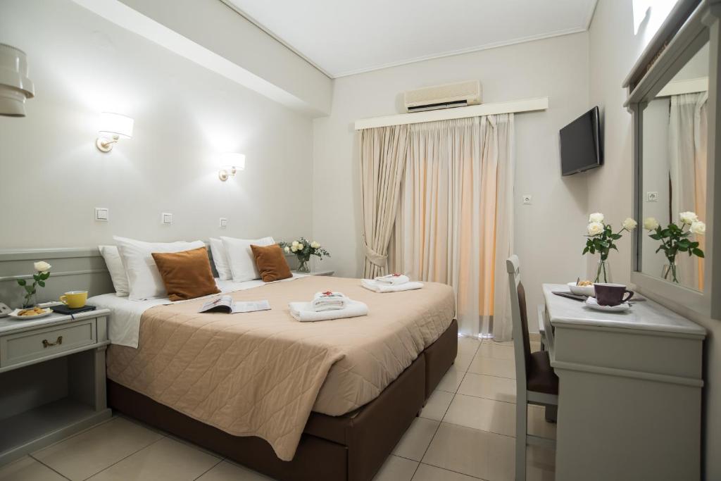 Postel nebo postele na pokoji v ubytování Parnassos Delphi Hotel