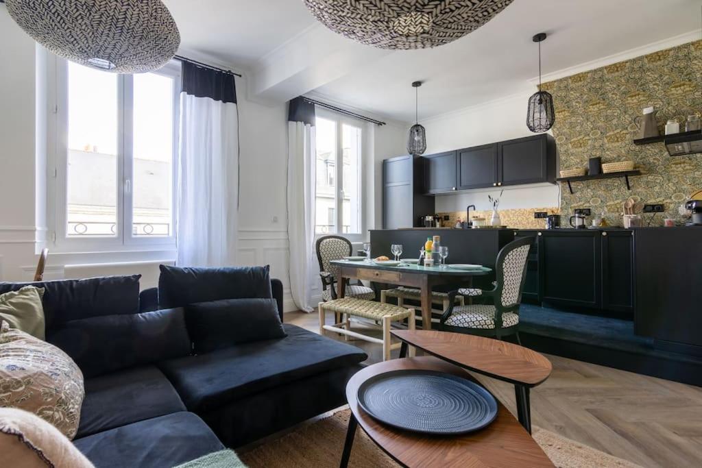 uma sala de estar com um sofá e uma mesa em Le Duplex d'Eugenie - Parking - Centre - Clim em Saumur