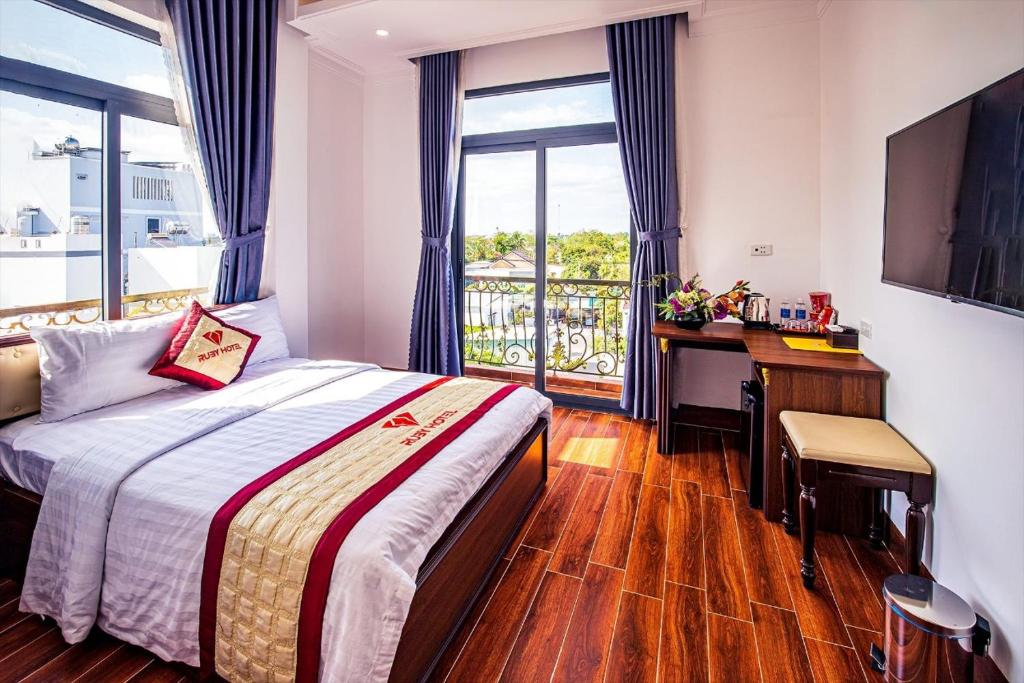 RUBY HOTEL Vĩnh Long - Dreibettzimmer Mit Balkon