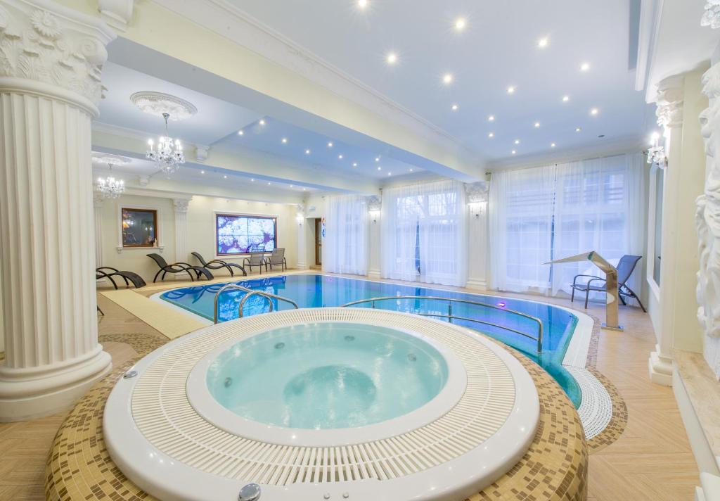 a large bathroom with a large tub in the middle at Hotel Solar Palace SPA & Wellness in Mrągowo