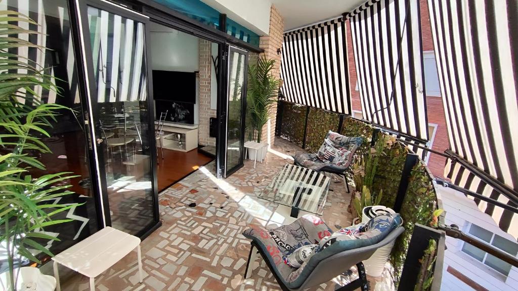 einen offenen Balkon mit 2 Stühlen und einem Tisch in der Unterkunft Terrasa de Mercado Central in Valencia