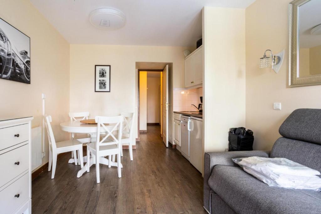 Il comprend un salon avec une cuisine et une table à manger. dans l'établissement La Résidence du Golf - maeva Home - Appartement avec balcon 2 pièces 4 personnes - Sélection - super Home MAE-5438, à Deauville
