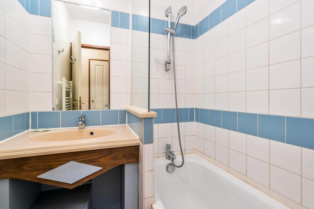 Kúpeľňa v ubytovaní La Résidence du Golf - maeva Home - Appartement 2 pièces 4 personnes - Confort MAE-5444