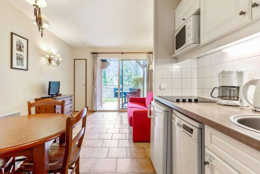 Kuchyňa alebo kuchynka v ubytovaní La Résidence du Golf - maeva Home - Appartement 2 pièces 4 personnes - Confort MAE-5444