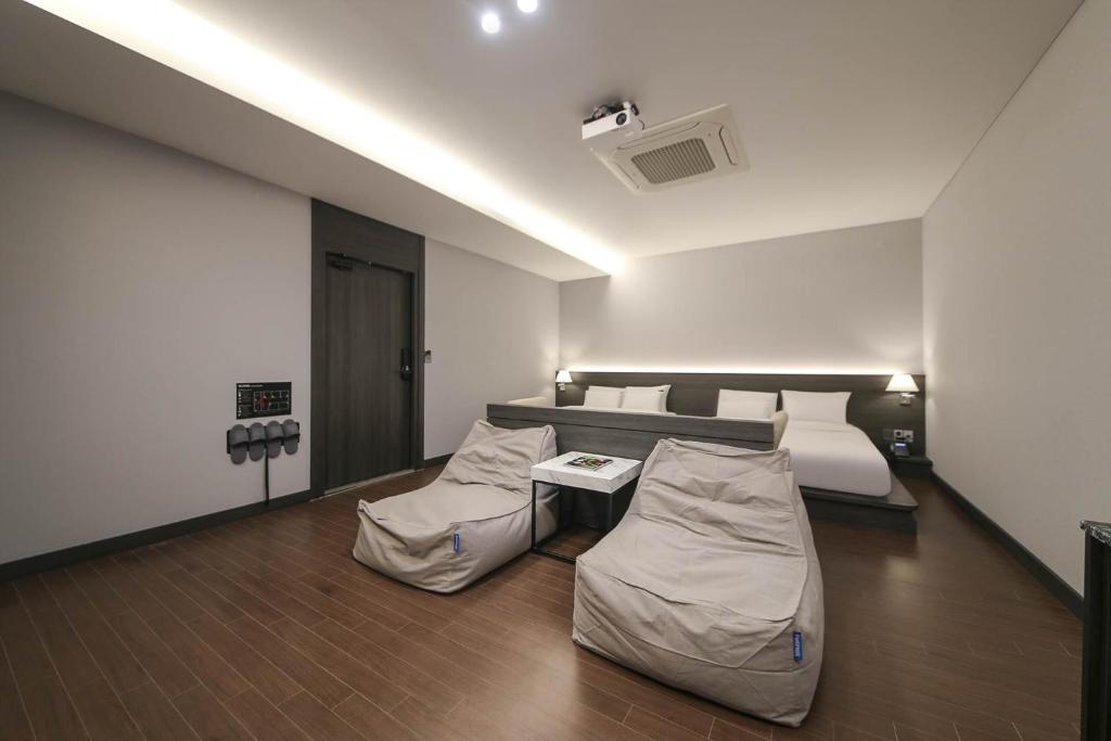 Postel nebo postele na pokoji v ubytování H Avenue Hotel Sangmu Branch