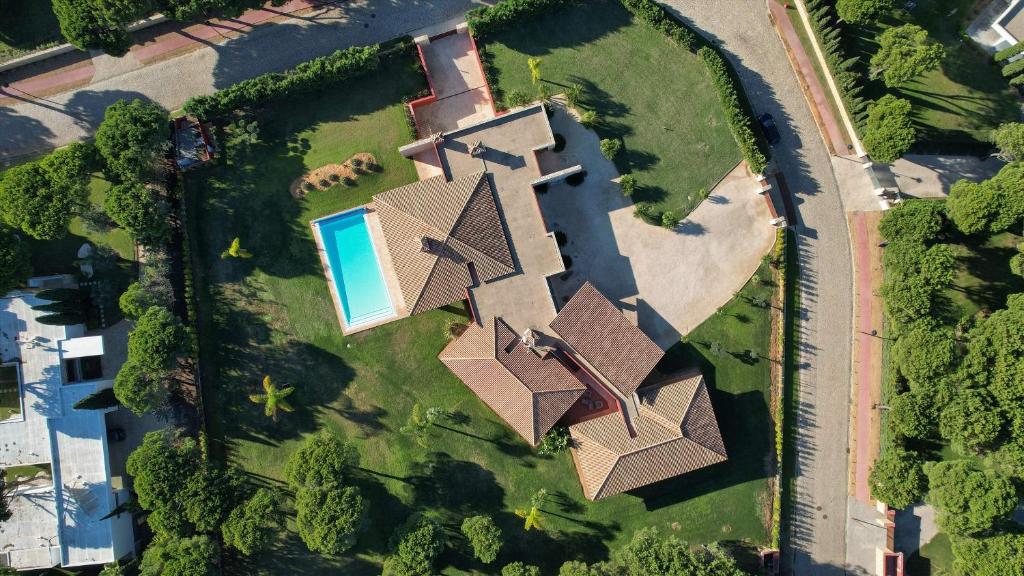 uma vista aérea de uma casa com piscina em Villa Pinhal Luxa - Heated pool, Sauna, Steamroom, Gym, Pool table - Stunning villa on golf Pinhal Velho, em Quarteira