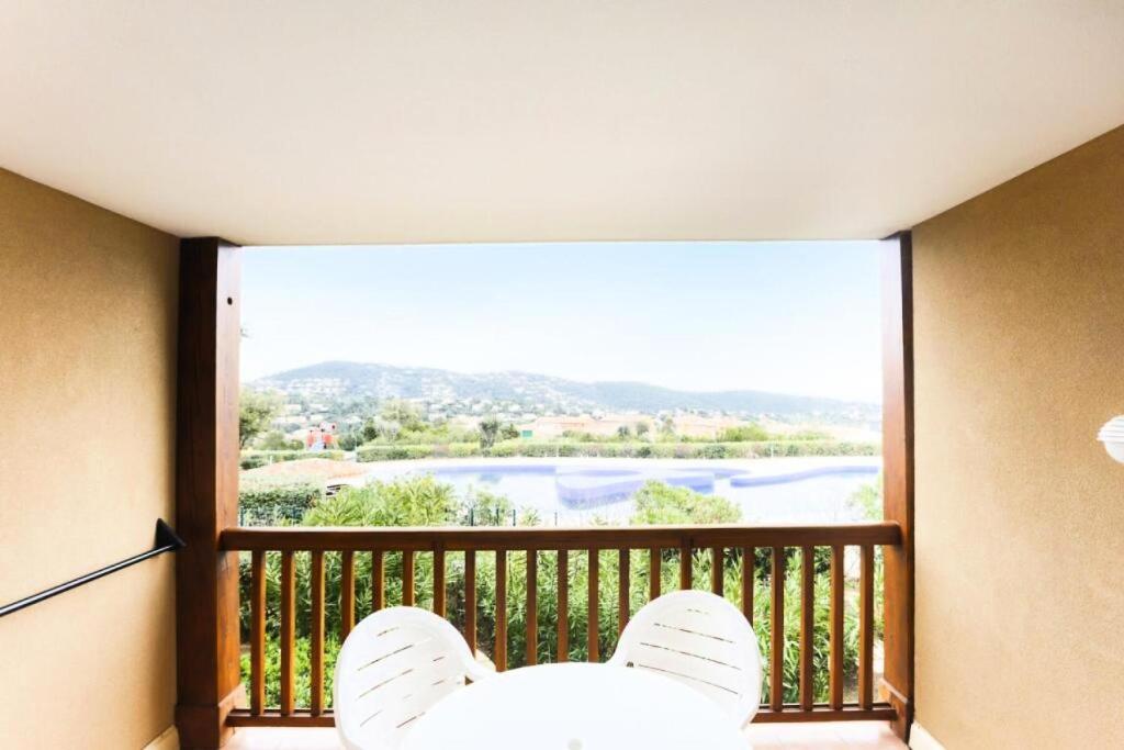 Cette chambre dispose d'un balcon avec vue sur le lac. dans l'établissement Résidence le Hameau des Issambres - maeva Home - 2 Pièces 5 Personnes Sélection MAE-5850, aux Issambres