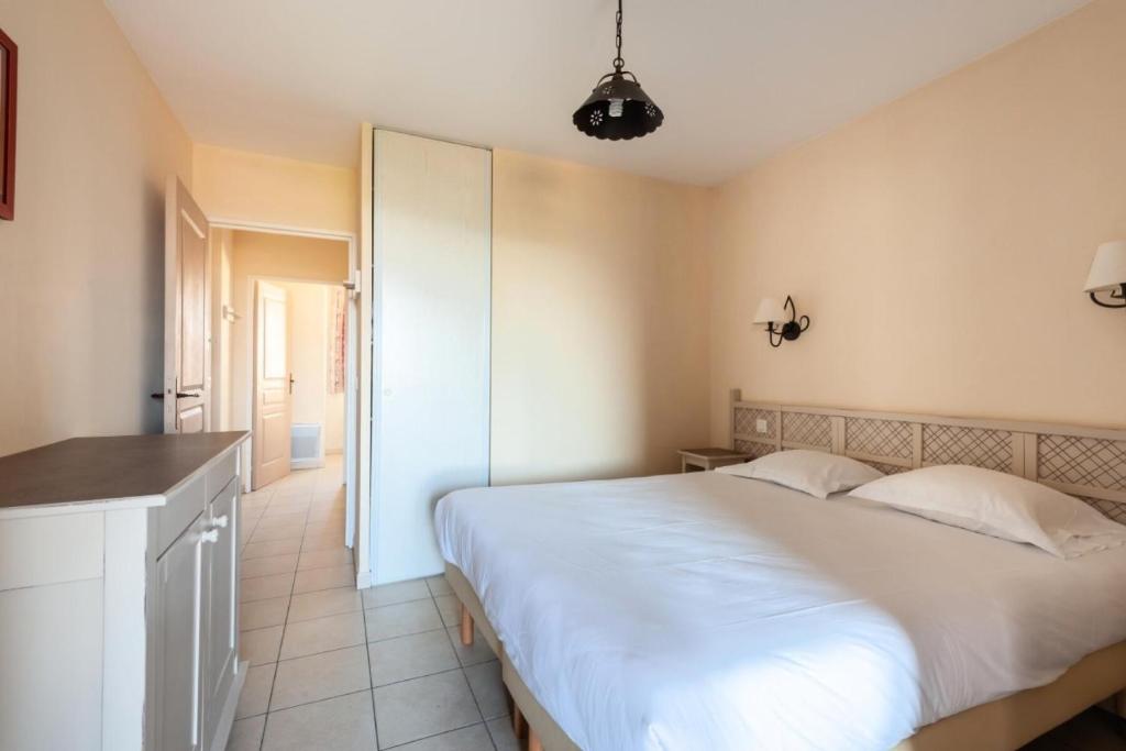 Poste&#x13E; alebo postele v izbe v ubytovan&iacute; Les Coteaux de Pont Royal en Provence - maeva Home - Appartement 2 Pi&egrave;ces 4 93