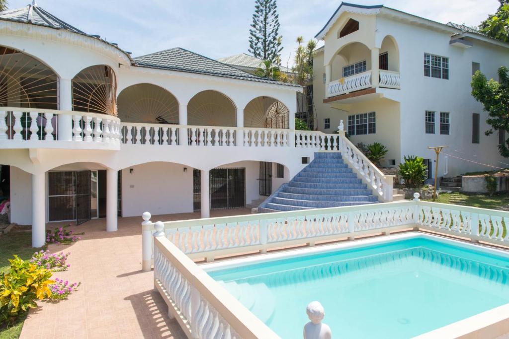 uma imagem de uma casa com piscina em Villa Roma em Montego Bay