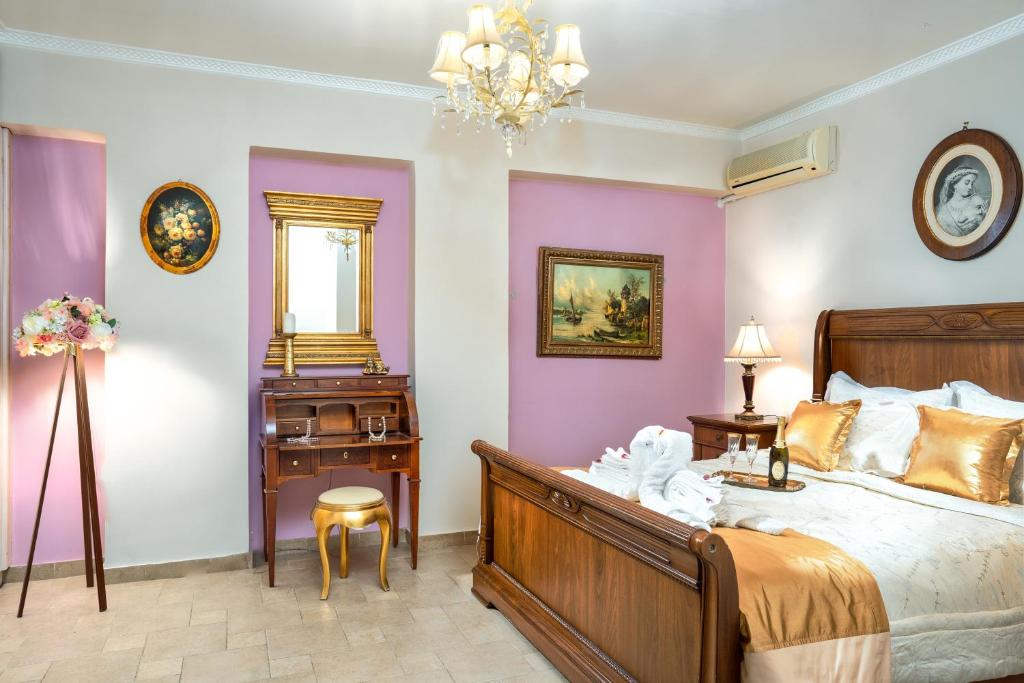 Postel nebo postele na pokoji v ubytování Venetian Hill House by "elite"