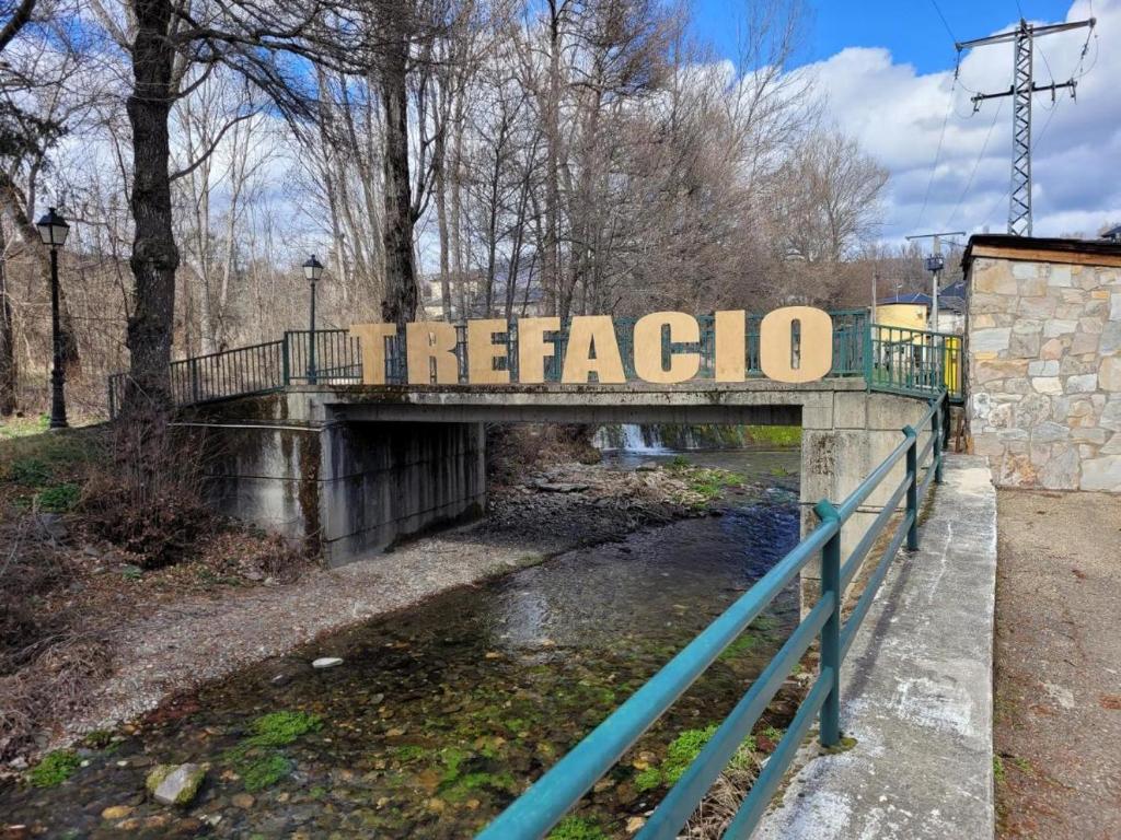 un puente sobre un río con un cartel que dice autopista en La Casa de Trefacio, en Trefacio