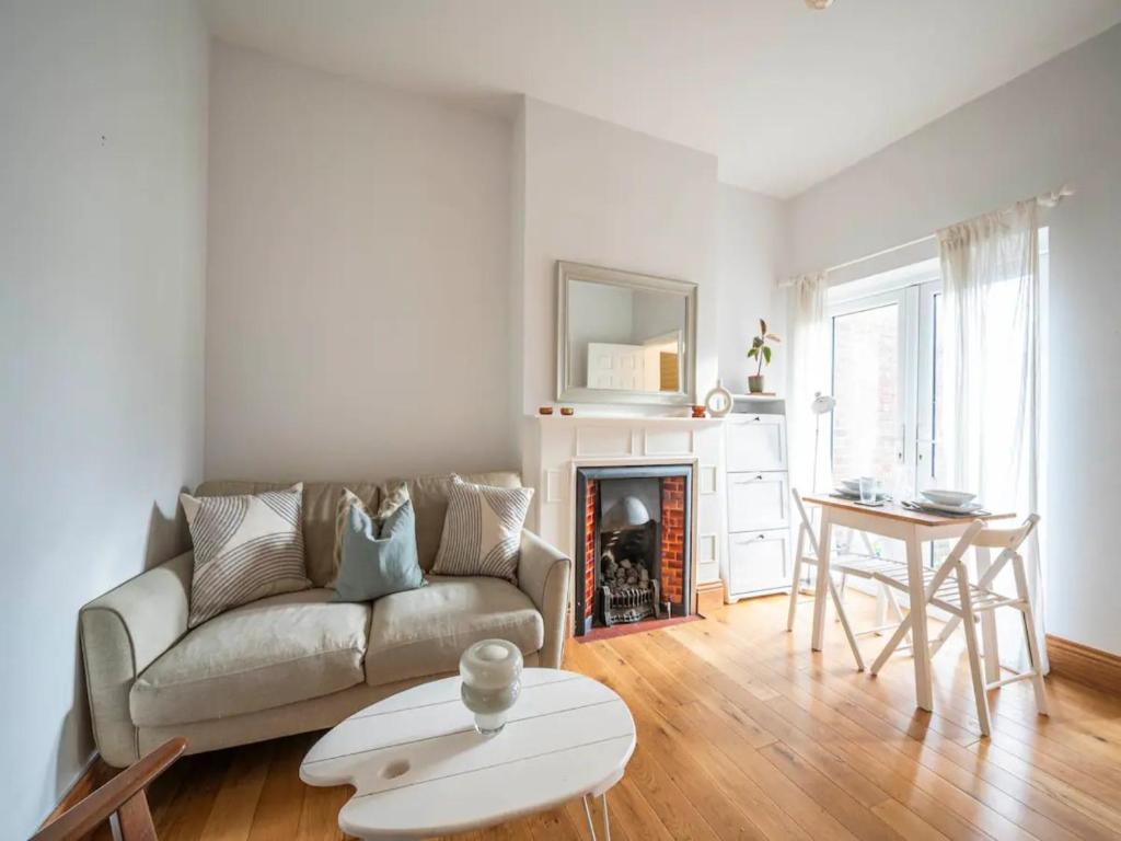 Atpūtas zona naktsmītnē Pass the Keys Hither Green ground floor flat with garden London