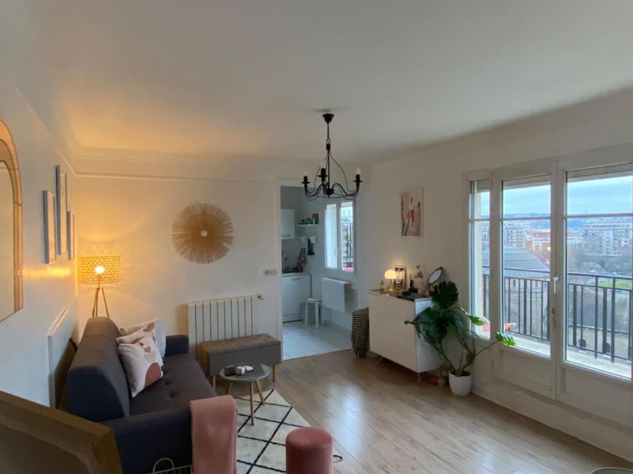 un salon avec un canapé et une table dans l'établissement Studio à 3 min du parc des Princes & Roland Garros, à Paris