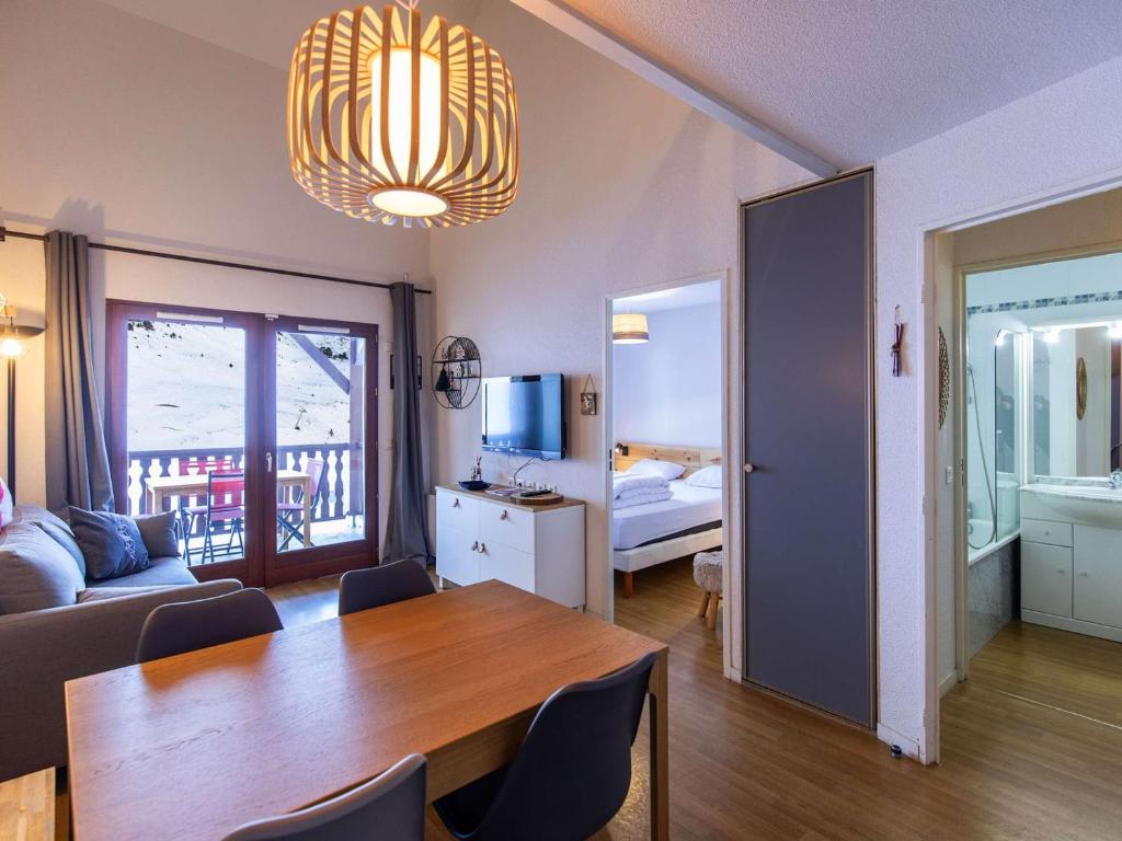 un salon avec une table et une chambre avec un lit dans l'établissement Beau Duplex T3 7 Pers. Piscine, Fitness, Parking - La Mongie - FR-1-404-328, à La Mongie