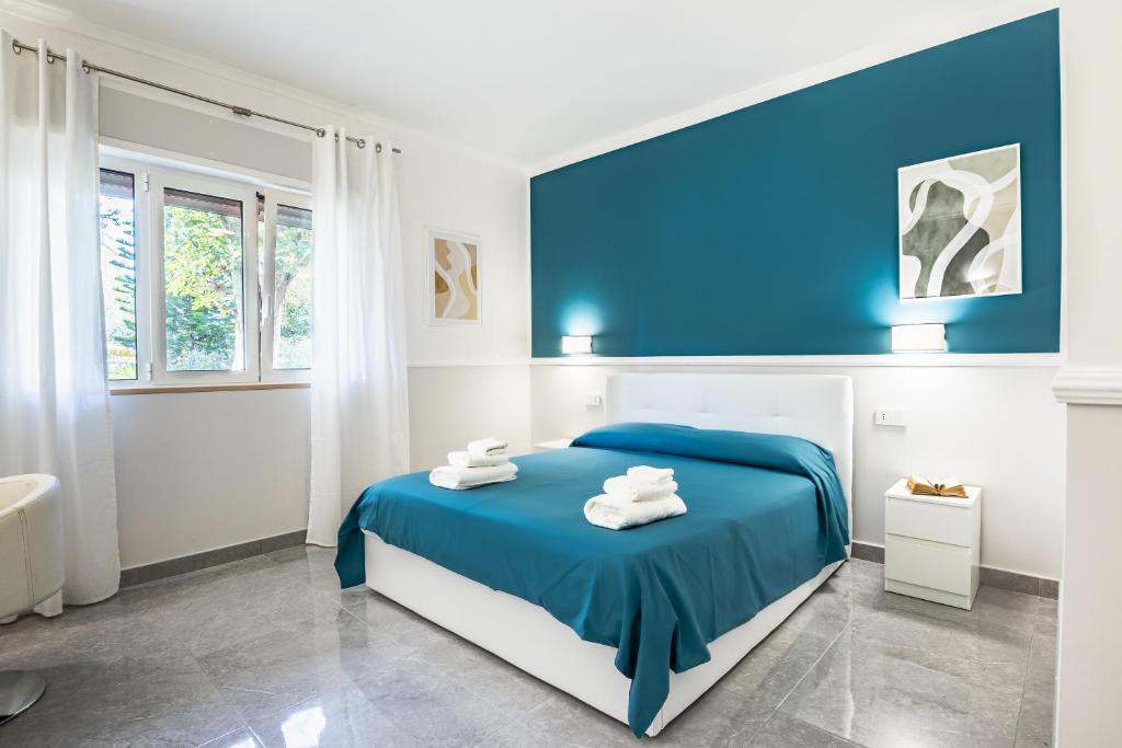 een blauwe en witte slaapkamer met een bed bij RUA DE MAR PORTICI in Portici