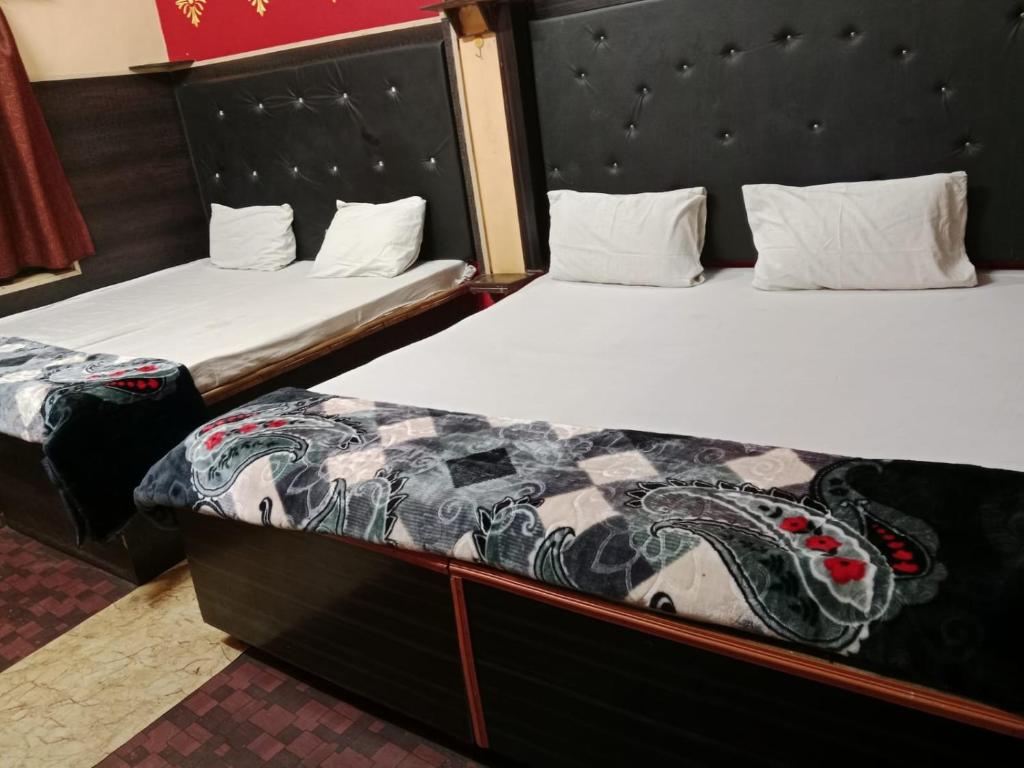 2 camas individuales en una habitación en Maa Vaishno Guest House, en Varanasi