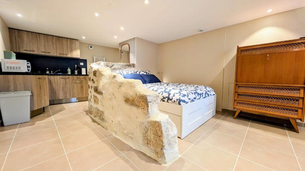 a bedroom with a bed and a large rock at Studio - Hyper Centre - Proche Gare in Verneuil d'Avre et d'Iton